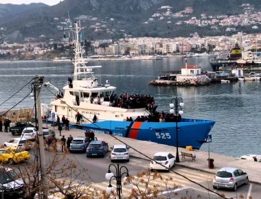 Η FRONTEX συνεχίζει τις μεταφορές παράνομων μεταναστών στη Σάμο